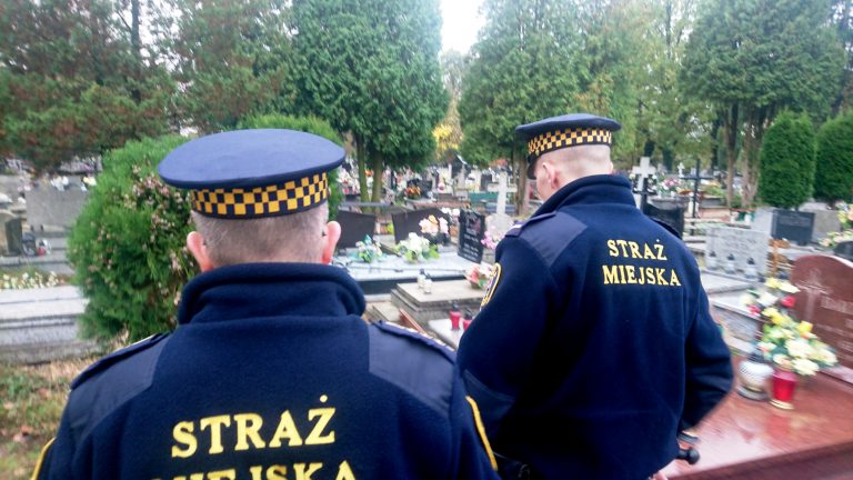 Strażnicy patrolują cmentarze