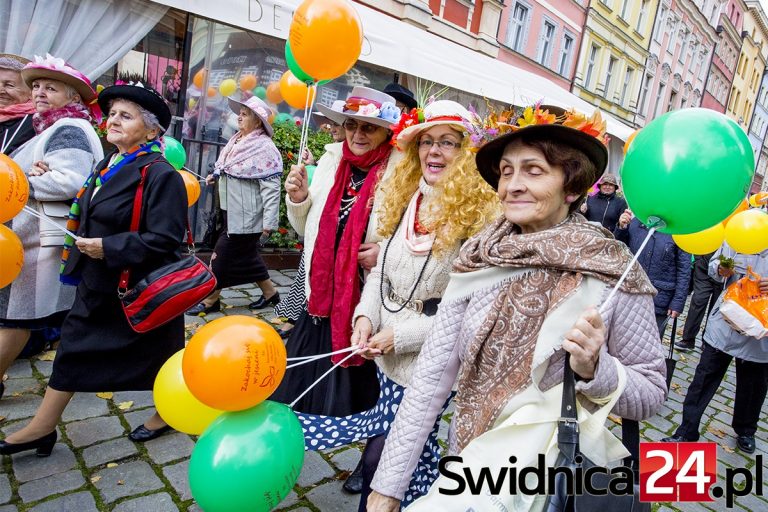 Parada kapeluszy w sercu Świdnicy. Seniorzy rozpoczęli świętowanie [FOTO/VIDEO]