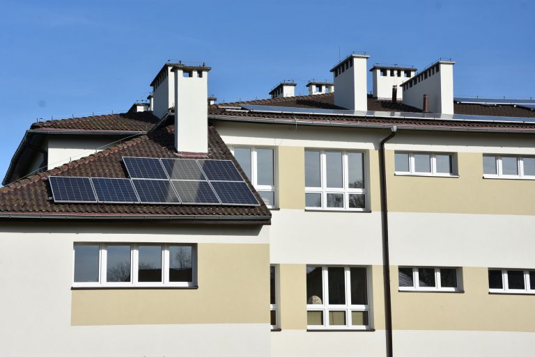 Czy inwestycja w panele słoneczne się opłaci? Świdnica z mapą potencjału solarnego