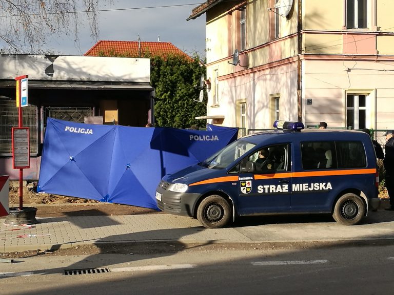 Zwłoki w opuszczonym kiosku