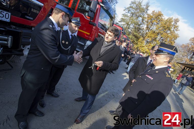 Strażacy odebrali kluczyki do nowoczesnych pojazdów ratowniczych (FOTO)