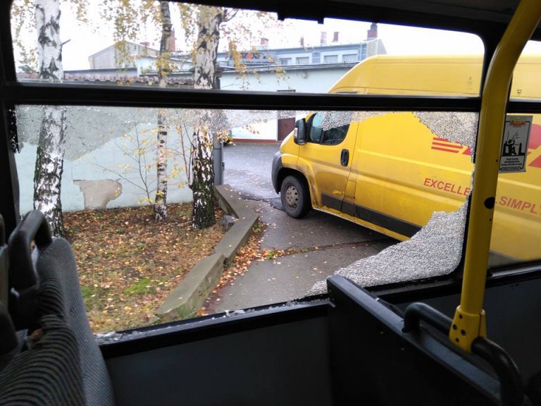Dostawczak uderzył w miejski autobus [FOTO]