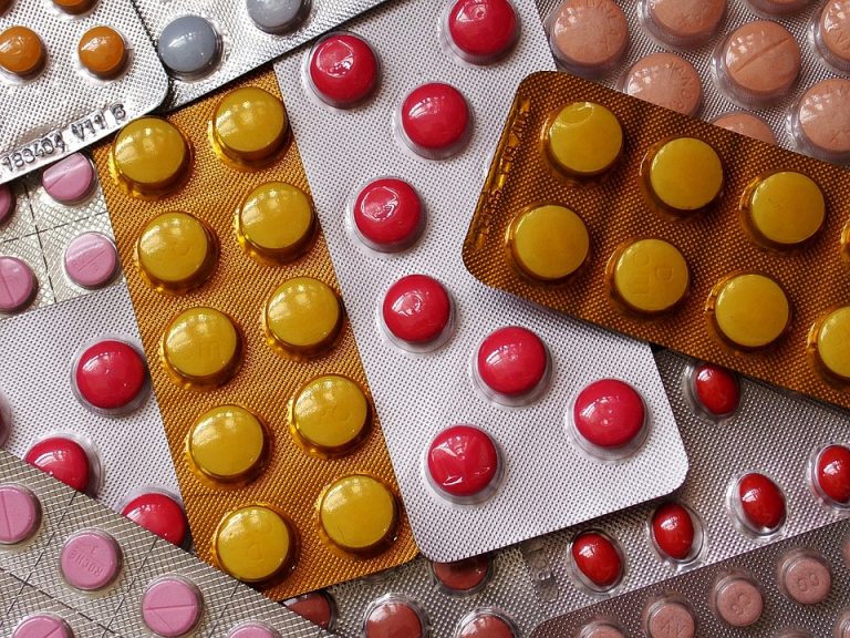 Część aptek przywraca całonocne dyżury, spór trwa nadal [TABELA DYŻURÓW NA KWIECIEŃ]