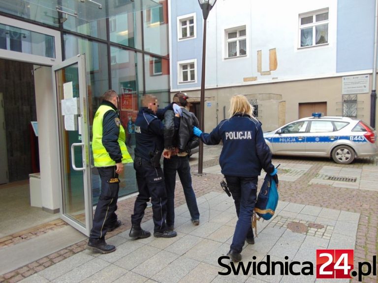 Siedział na balustradzie wieży i śpiewał [FOTO]