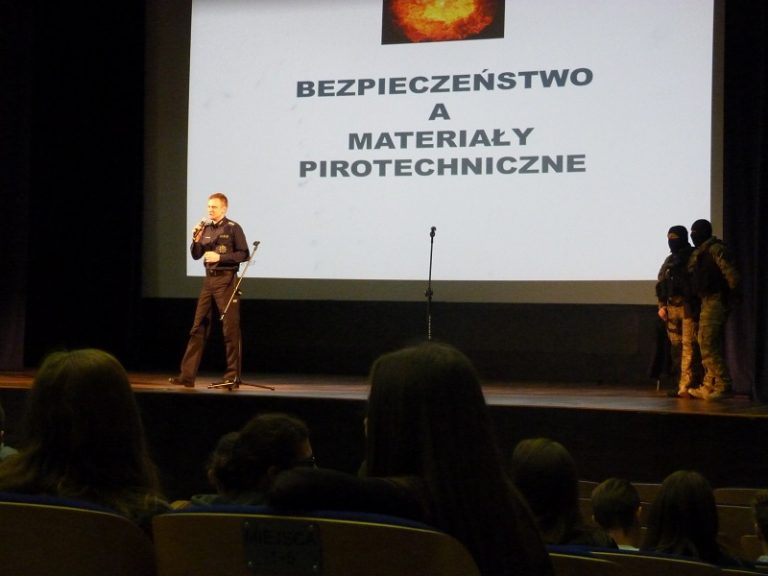 Policjanci do młodzieży: stop niebezpiecznym fajerwerkom