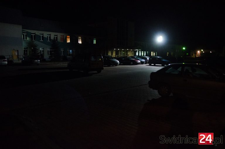 Ciemności przed szpitalem w Świdnicy