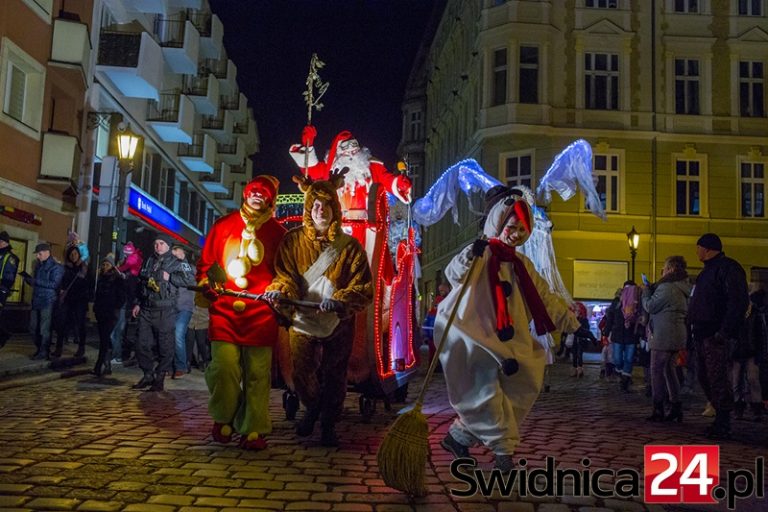 Parada z Mikołajem, pomocnikami i ziejącym ogniem diabłem [FOTO]