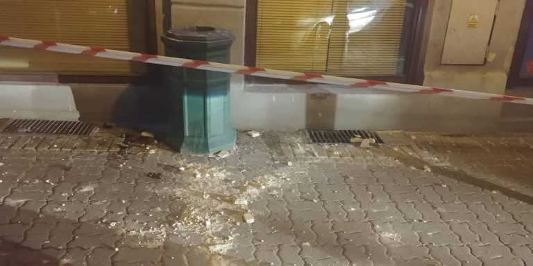 Z kamienicy znów posypał się tynk [FOTO]