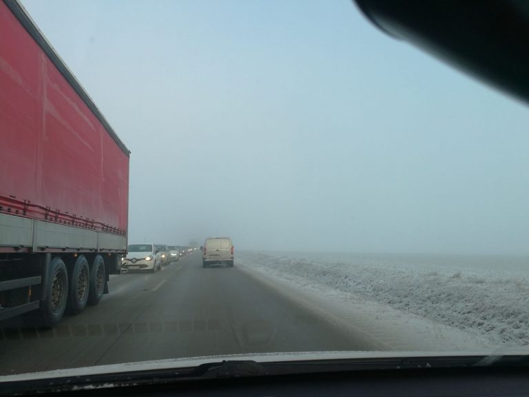 Kierowca skarży się na oblodzony łącznik