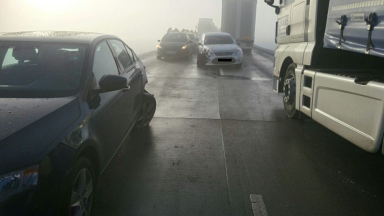 Uwaga! Mgła i ślisko, na łączniku kolizje i korek [FOTO/VIDEO]