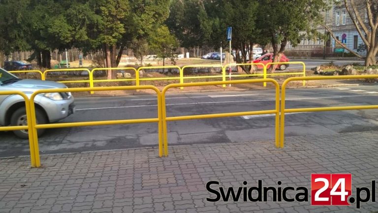 Polskie miasta wymieniają ohydne barierki. A Świdnica?