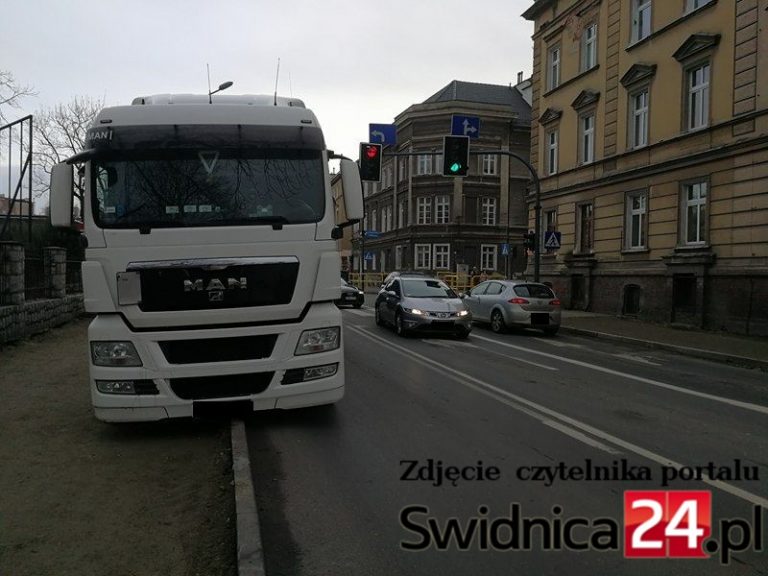 Tir blokuje część ulicy Łukasińskiego [FOTO] [AKTUALIZACJA]
