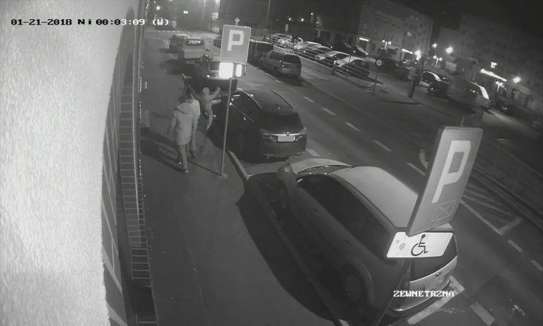 Zdewastowali samochód. Sprawcy poszukiwani [FOTO/VIDEO]