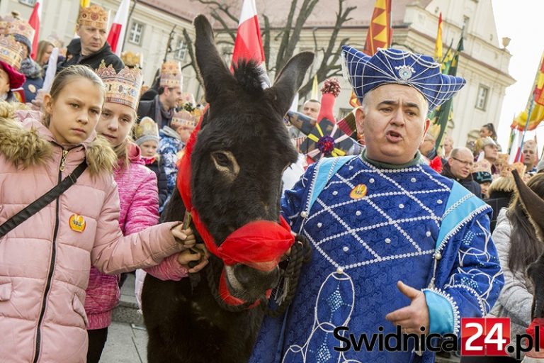 Tłumny Orszak Trzech Króli w Świdnicy [FOTO/VIDEO]