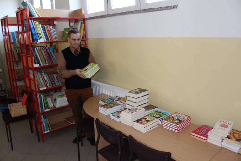 Radny Gminy Świdnica Łukasz Świeczko ufundował książki dla szkolnej biblioteki