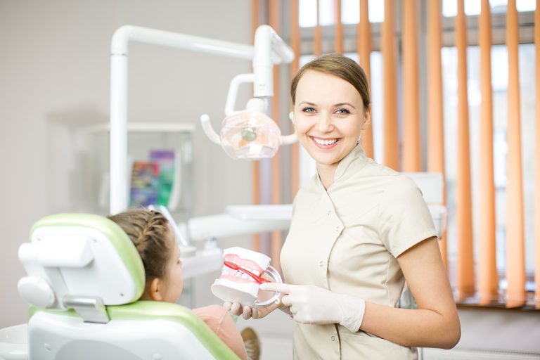 Asystentka stomatologiczna i higienistka stomatologiczna – zawody poszukiwane na rynku pracy