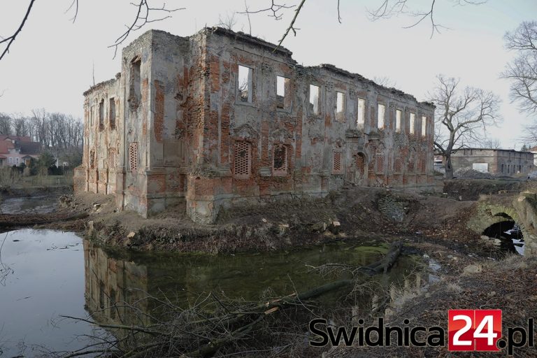 Pałac w Łażanach kupiony. Czy zabytek powstanie z ruin? [FOTO]