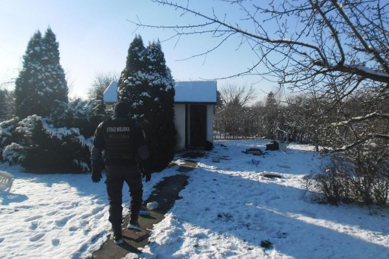 W mroźne noce sprawdzają los bezdomnych