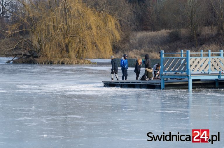 Niebezpieczna zabawa nastolatków na lodzie