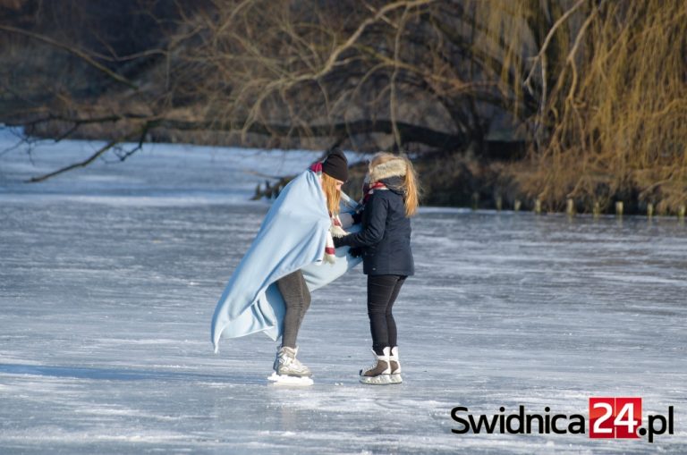 Zamarznięty zalew działa jak magnes [FOTO]