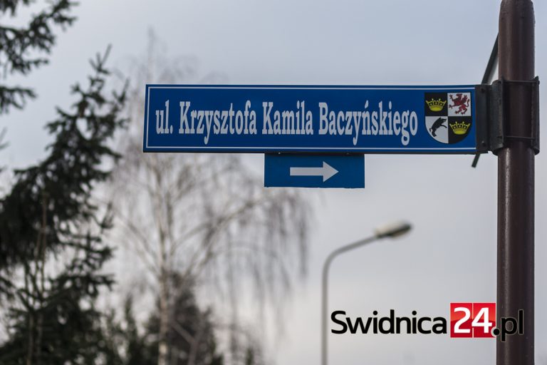 Baczyński zastąpił Kruczkowskiego. Tabliczka z nowym patronem już wisi