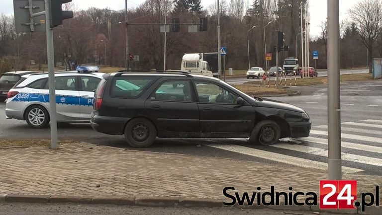 Wpadł na sygnalizator. Był nietrzeźwy