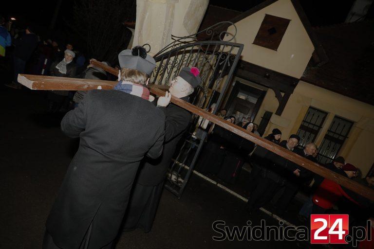 Wierni przeszli ulicami Świdnicy [FOTO]