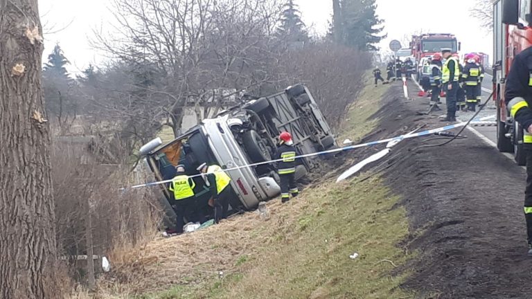 Wypadek autokaru w Świebodzicach. 11 osób trafiło do szpitala [FOTO][Aktualizacja]