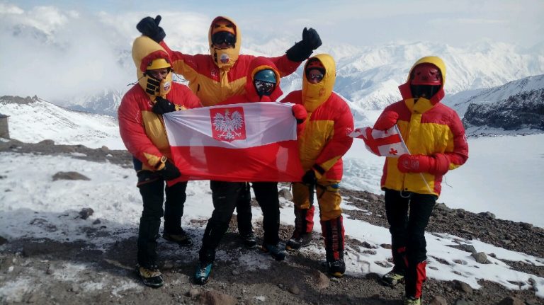 Charytatywna wyprawa na Kazbek: Załamanie pogody, zdobycie szczytu zagrożone [FOTO]