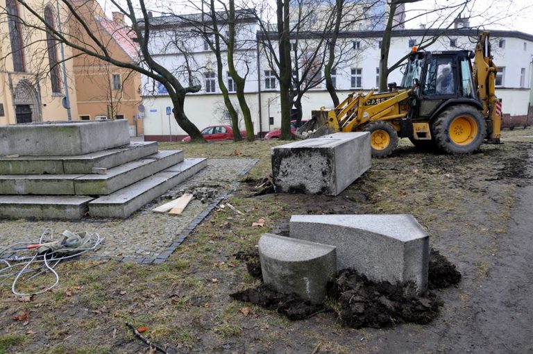 Zburzyli dwa pomniki. Strzegom zdekomunizowany