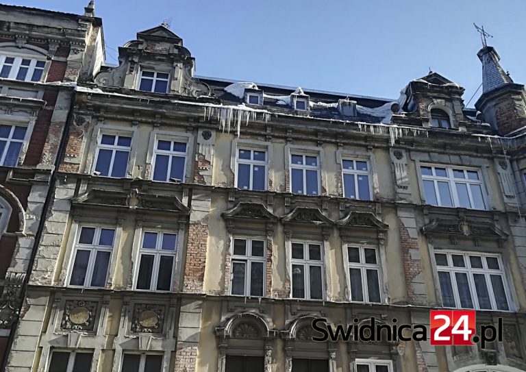 Sople na kamienicy przy Grodzkiej. Chodnik zagrodzony