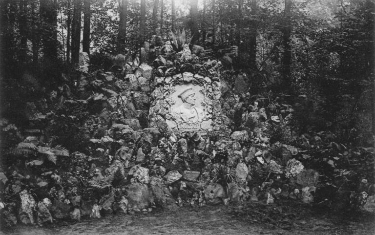Park Sikorskiego: nie zburzą pozostałości po pomnikach. Warto je odbudować?