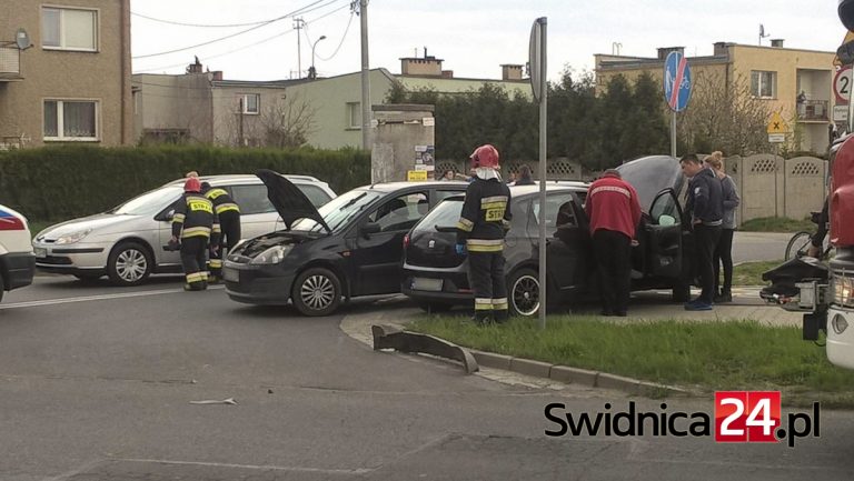 Kolizja na Przemysłowej. Dwie osoby zabrane do szpitala [Aktualizacja]