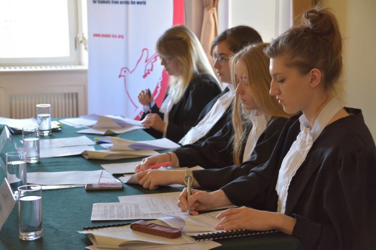 Studenci na sali rozpraw w Krzyżowej