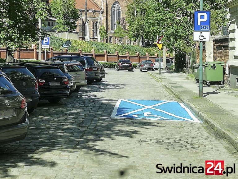 Miejsce parkingowe na środku ulicy. Absurd? Miasto wyjaśnia