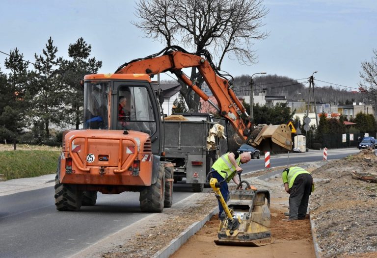 Trwa budowa ścieżki rowerowej do Wiśniowej [FOTO]