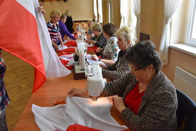 Szyją 1918 flag na 100-lecie niepodległości