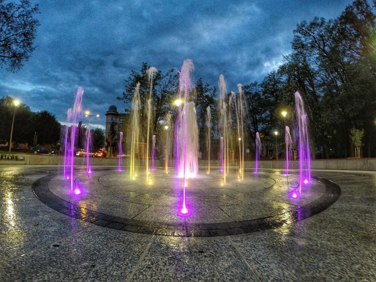 Iluminacja nowej fontanny w Świdnicy [FOTO]