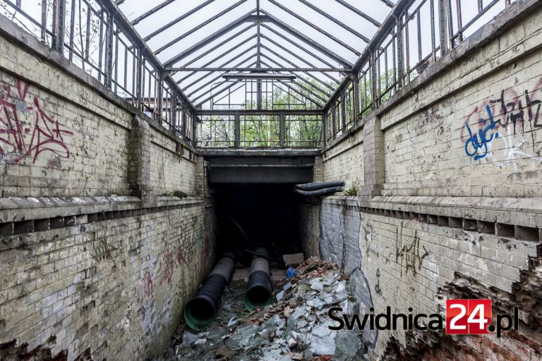 Połowa tunelu już zasypana. Reszta ma zniknąć do piątku