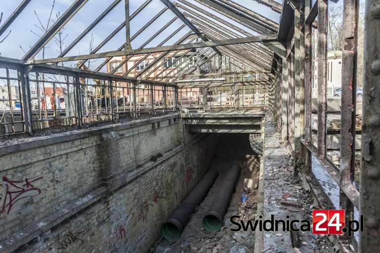 Koniec obskurnego przejścia pod torami. Tunel idzie do likwidacji