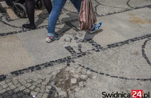 Tutaj skręcisz kostkę! Uwaga na dziury na Rynku