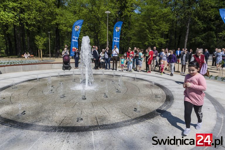 Skwer za milion wreszcie otwarty. Fontanna największą atrakcją [FOTO/VIDEO]