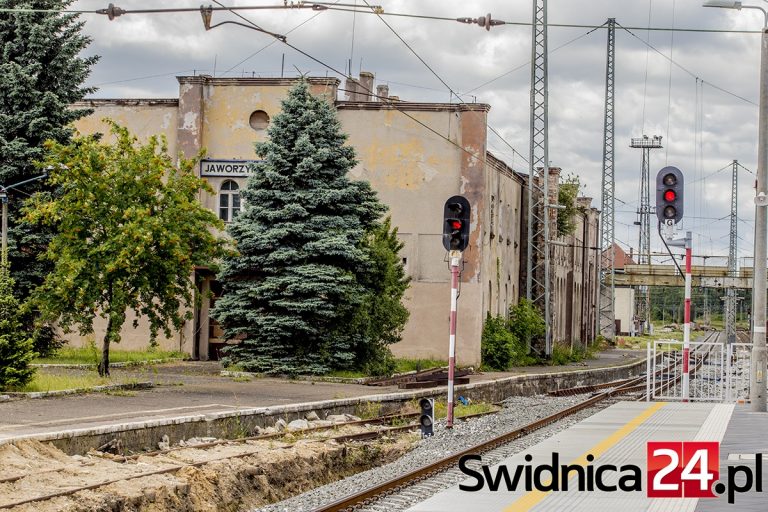 Chcą ocalić jeden z najstarszych dworców kolejowych. Na razie wygląda jak z horroru [FOTO]