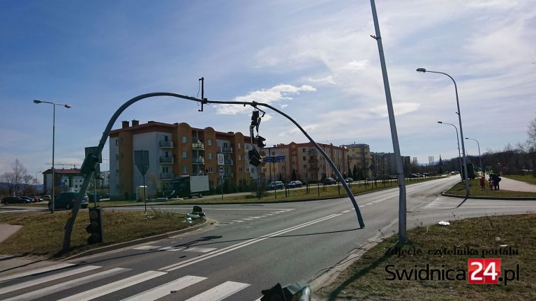 Światła wrócą na Zawiszów. Poprzednie strąciła śmieciarka
