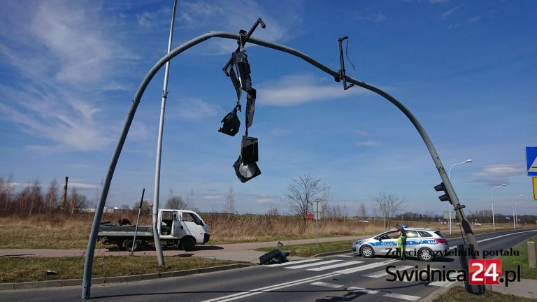 Śmieciarka uszkodziła sygnalizację świetlną [FOTO]