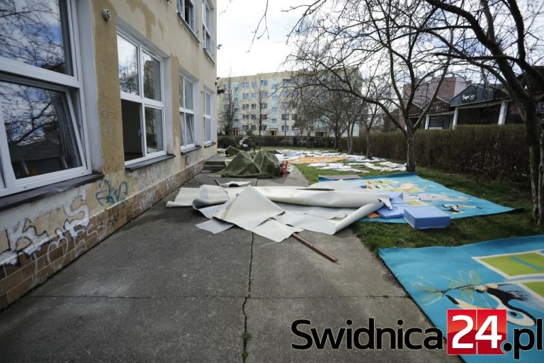 Zalany budynek zamknięty na dłużej. Rodzice: miasto zostawiło nas na lodzie