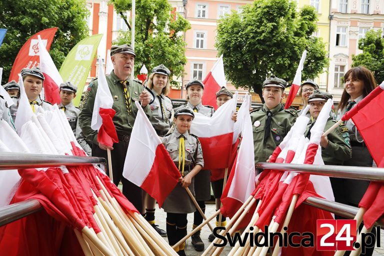 Rynek pełen narodowych barw. Dziś obchodzimy Dzień Flagi