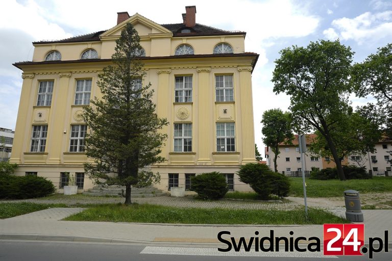 Zabytkowy gmach wciąż czeka na nowego właściciela