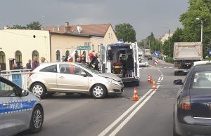 Osobówka zaczepiła o tira