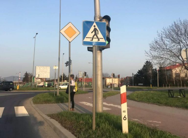 Znak zasłaniał sygnalizację. Bubel usunięto po naszej interwencji